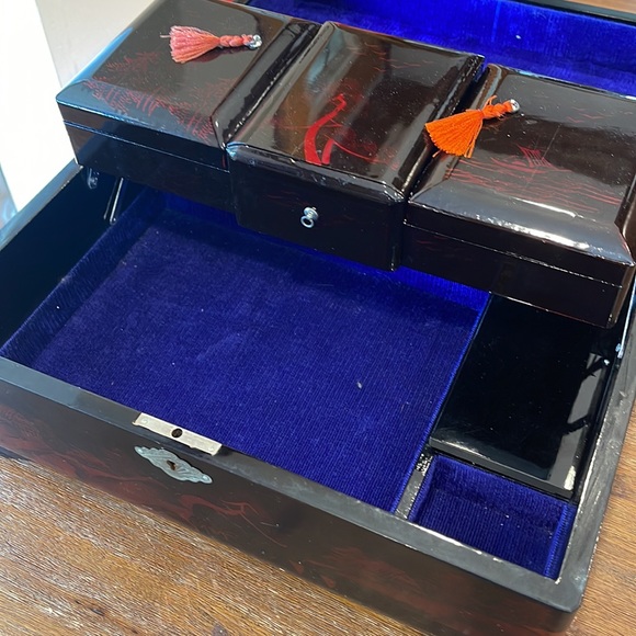 Black lacquer | made in Japan musical jewelry box with key - Picture 4 of 9